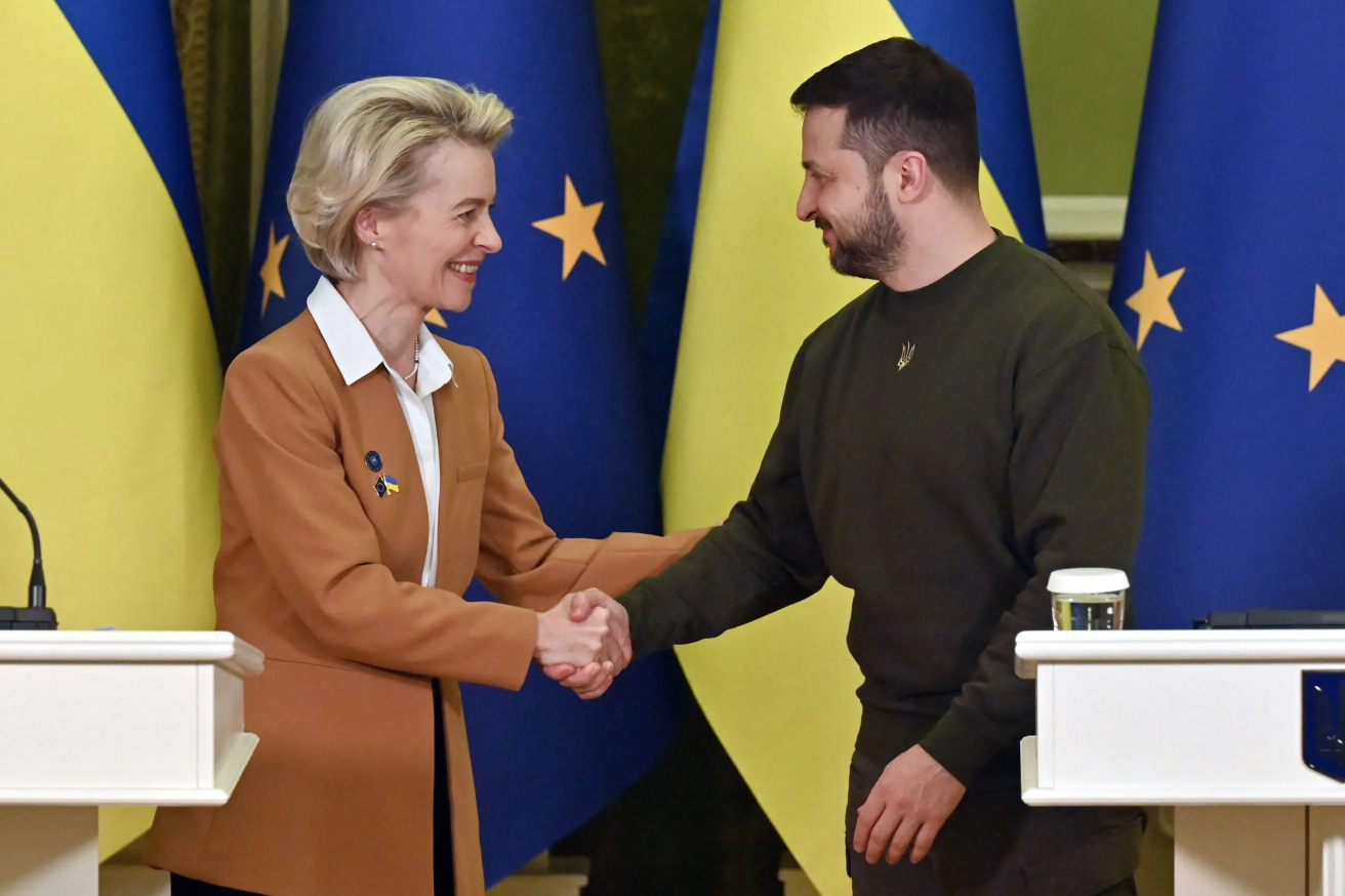 Ukrayna Devlet Başkanı Volodimir Zelenskiy ve Avrupa Komisyonu Başkanı Ursula von der Leyen'in 2 Şubat 2023 tarihinde Kiev'de gerçekleştirdikleri görüşme sırasında çekilmiş samimi fotoğrafları. (Foto: Sergei Supinsky/AFP)