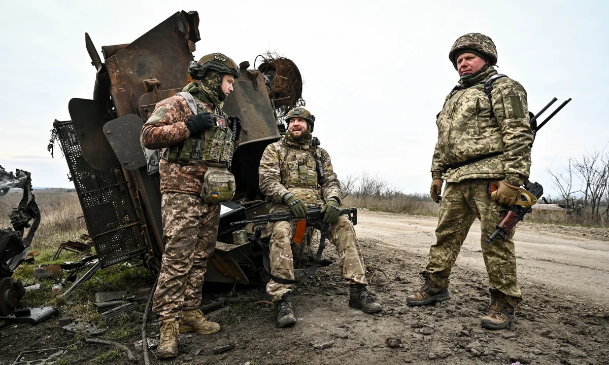 Ukrayna'nın 65. ayrı mekanize tugaya mensup askerler, Rusya'nın savaşı sırasında Zaporijya bölgesindeki Robotyne yakınlarında dinlenirken (Foto: Ukrinform)