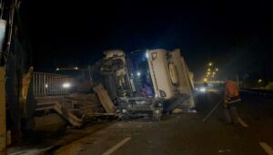 eskisehir ankara yolunda tir devrildi ulasimda aksama yasandi GEWDYVy7.jpg