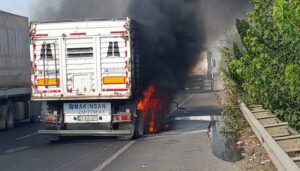 seyir halindeki tir alev alev yandi 1Ip9VTWX.jpg